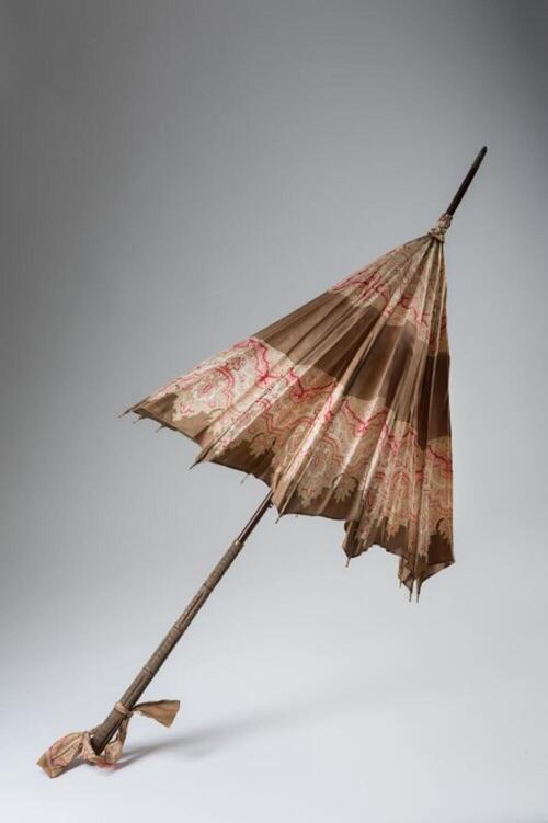 Parasol in groenbruine zijde bedrukt met paisley motieven in ecru en rood