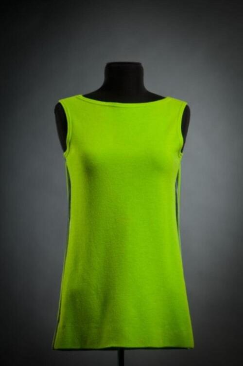 Minijurk in gifgroen tricot met zijpanden in PVC