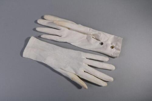 Handschoenen in witte tricot met metalen knopen