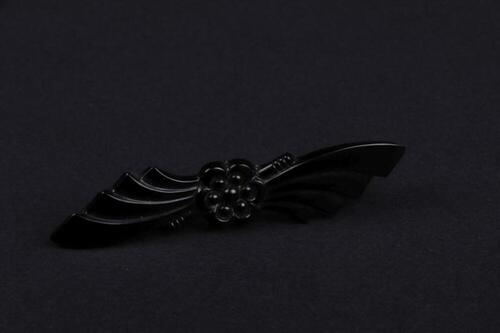 Strikvormige broche in zwarte bakeliet