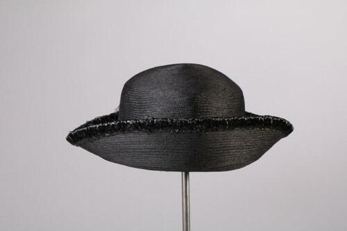 Hoed in zwarte stro met bies in zwarte raffia