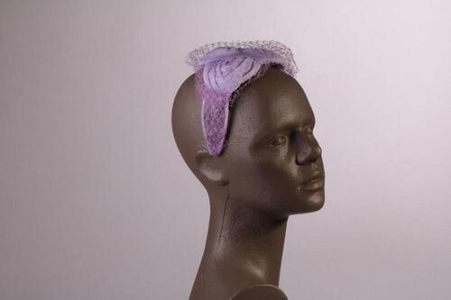 Hoed in lichtpaarse nylon met lichtpaarse voilette