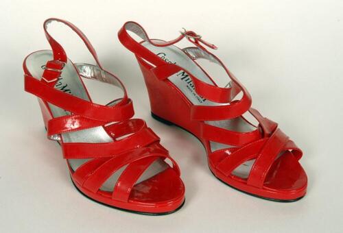 Sandalen met sleehak in rood lakleer