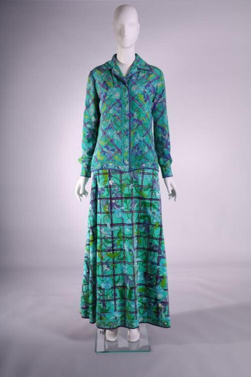 Ensemble bestaande uit zijden blouse en fluwelen jurk in paarse en turkooizen print