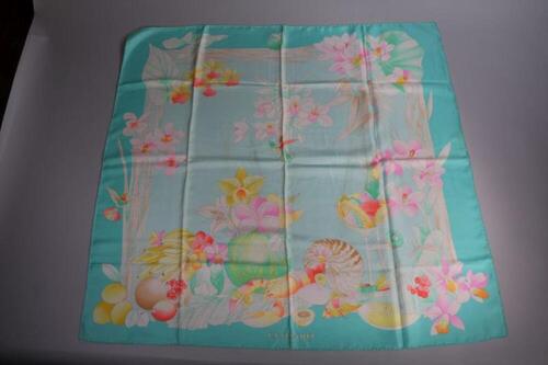 Foulard in turkooiskleurige zijde met bloemen- en fruitprint