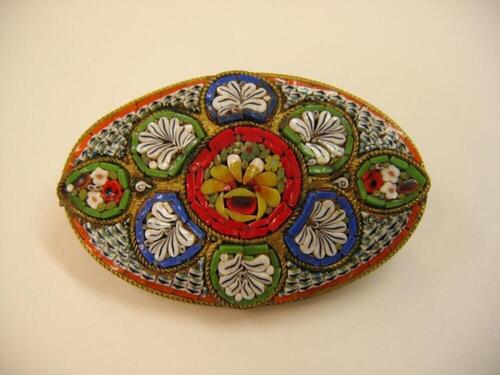 Ovale broche met gekleurde bloemenmotieven in keramiek