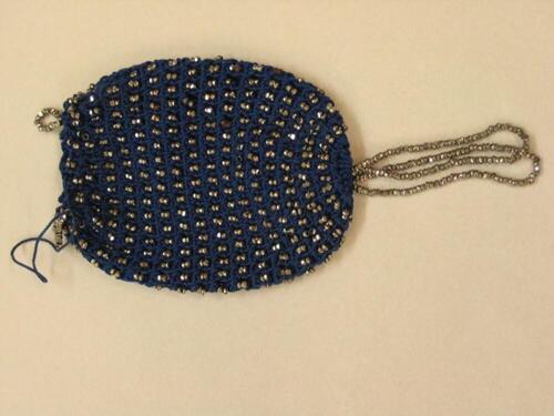 Geldbuidel in blauwe zijde versierd met metalen parels