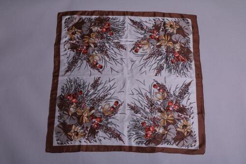 Vierkante foulard op witte achtergrond in synthetisch materiaal met bruinkleurige bloemmotieven