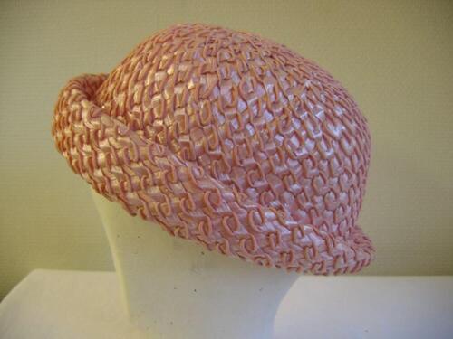 Hoed in roze raffia