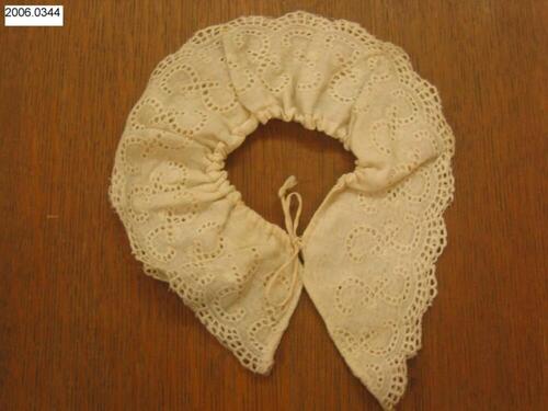 Kraag in wit katoen versierd met broderie anglaise
