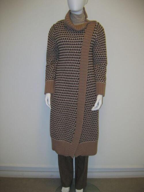 Ensemble beige-bruine wol bestaande uit cardigan, broek en coltrui
