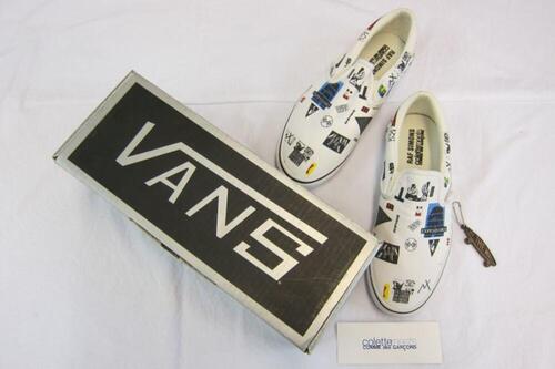 witte stoffen sneakers met kleine gekleurde bedrukkingen