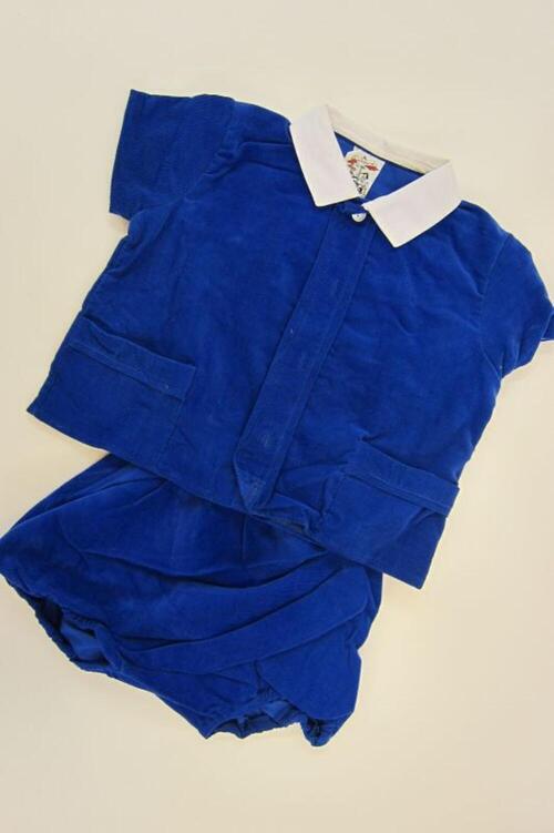 Ensemble bestaande uit blouse met witte kraag en broek