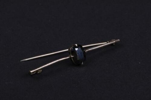 Borstspeld in zilver met zwarte steen