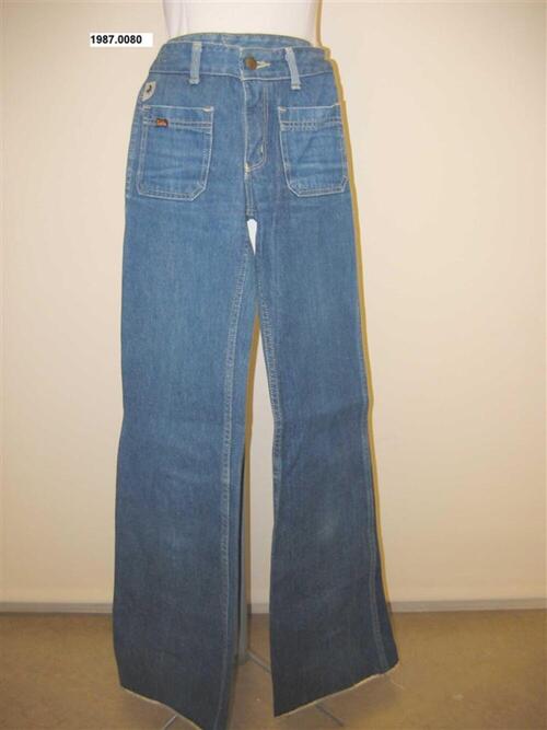 Jeansbroek met vooraan opgestikte zakken en wijd uitlopende pijpen.