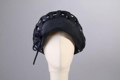 Hoed in donkerblauwe stroband met bies en strik in blauwe satijn