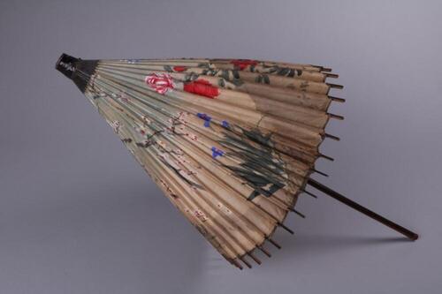 Parasol in pastelkleurig papier met vogels en bloemen in felle kleuren