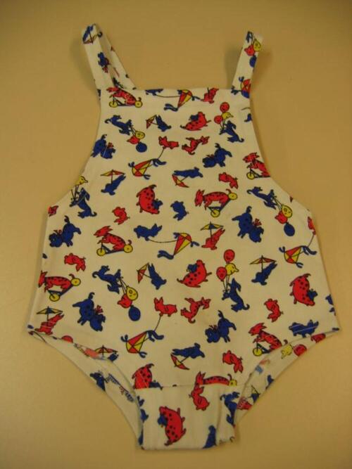 Badpak in witte tricot met figuratieve bedrukking in blauw, rood en geel