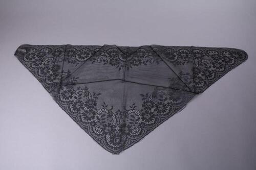 Kleine zwarte mantilla in synthetische kant
