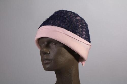 Hoed in blauwe en roze voile