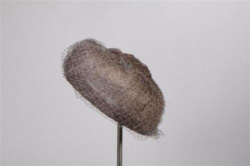 Grijs, plat hoedje overtrokken met voile in dezelfde kleur