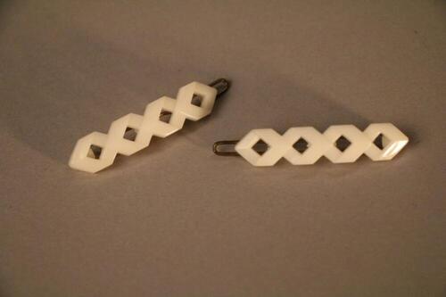 Set met 2 haarspelden in wit plastic met zeshoekige figuren