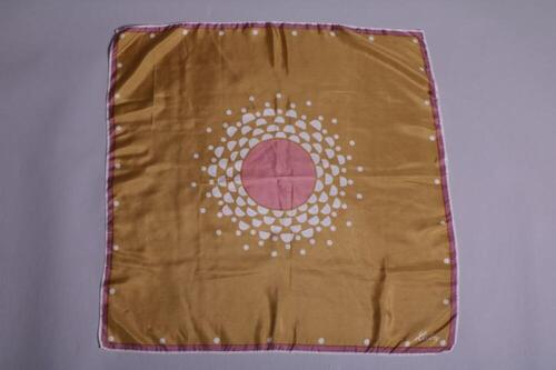 Vierkante foulard in mosterdgele zijde met roze cirkel en witte motieven in het midden