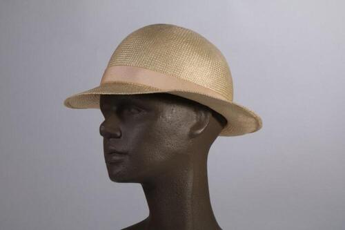 Hoed in beige stro versierd met beige lint