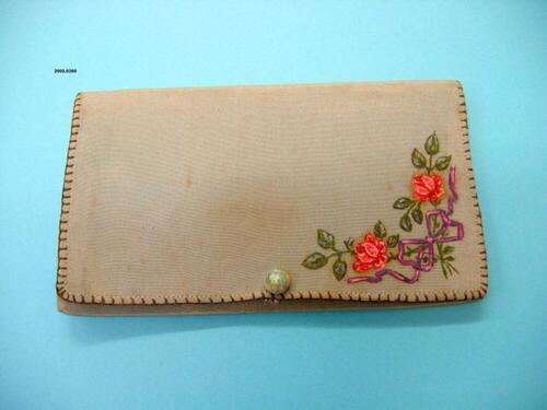 Kleine handtas in groene zijde met bloemen beschilderd
