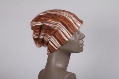 Muts in mohair met beige, roestbruine en donkerbruine verticale strepen