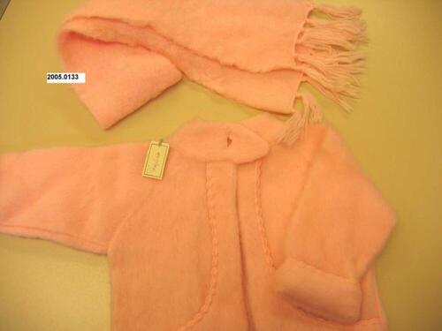 Mantel en sjaal in roze tricot
