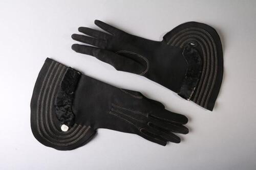 Handschoenen in zwart vilt met brede cirkelvormige polsboorden