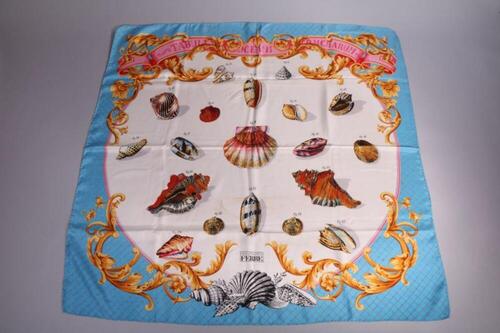 Foulard in ecrukleurige en blauwe zijde met schelpenprint