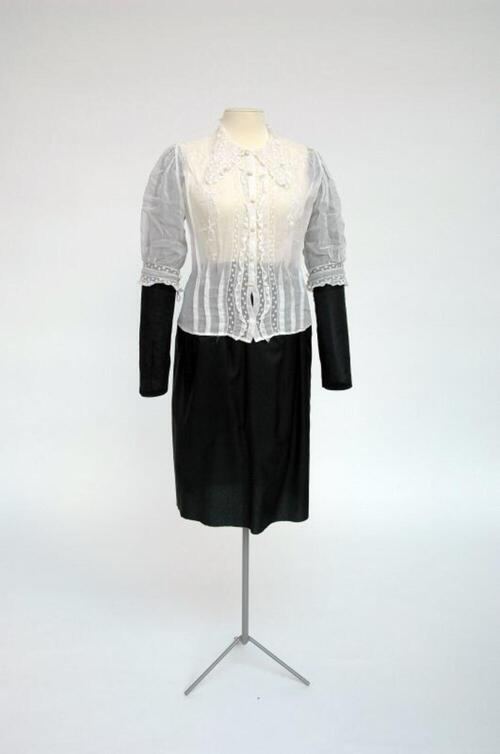 Blouse in witte organza met kantgalon en borduurwerk