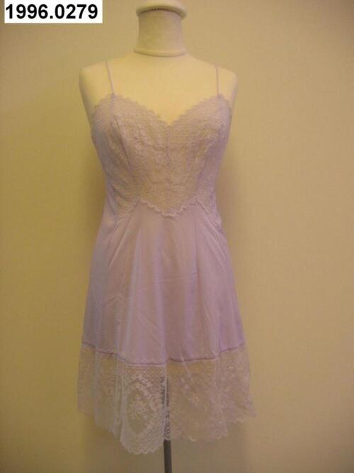 Getailleerd kort onderjurk in paarse nylon