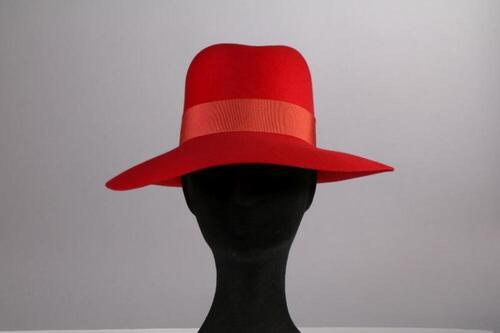 Hoed in rode vilt met rood ripslint en strik