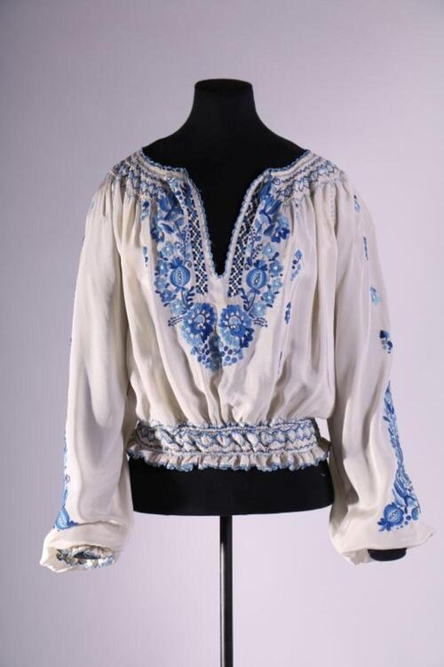 Blouse in witte crêpe met blauw bloemenborduurwerk