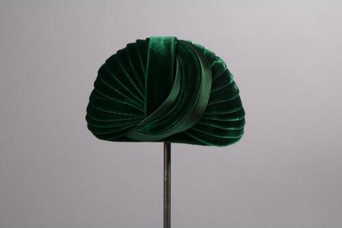 Hoed in groene fluweel en satijn