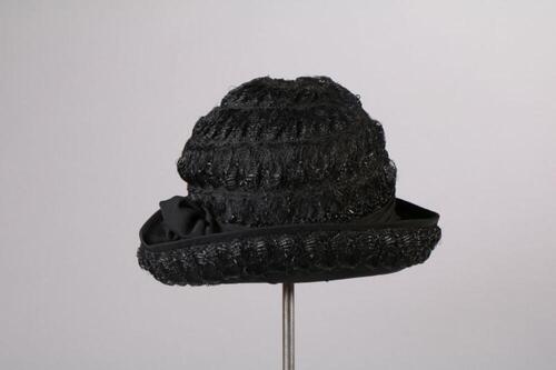 Hoed in zwarte nylon met zwart lint en rozet