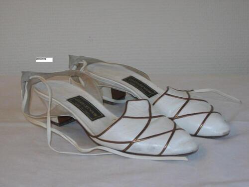 Open schoenen in wit imitatieleer met goudversiering op het voorblad