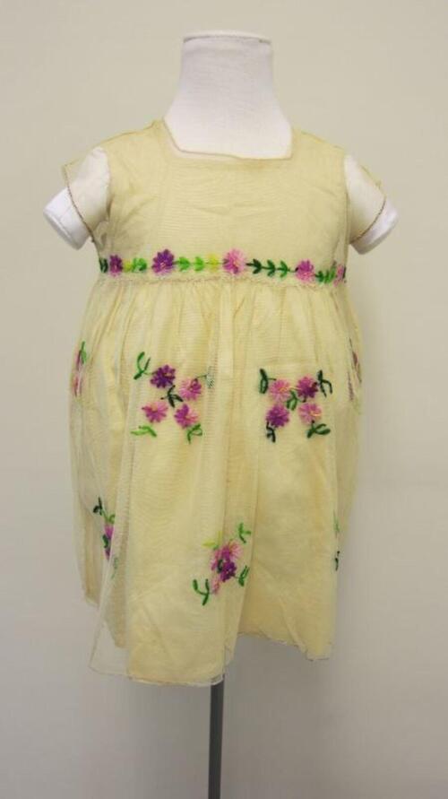 Ensemble bestaande uit onderjurk en jurk in pastelgele tule met geborduurde paarse bloemen