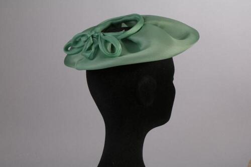 Hoed in lichtgroene nylon met uitgesneden kruin