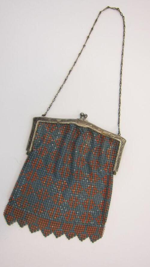 Handtas in metalen vlechtwerk met geometrische tekening in oranje en turkoois
