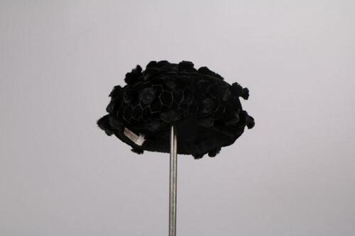 Hoed in zwarte fluweel met zwarte pompons