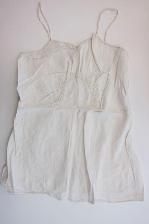 Ensemble bestaande uit onderlijfje en onderbroek in ecrukleurige nylon