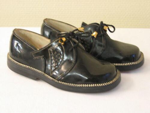 Schoenen in zwarte lakleer met vetersluiting