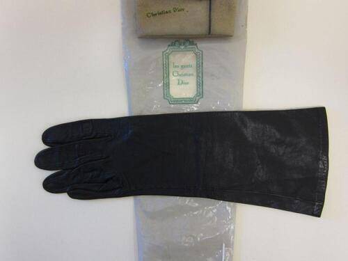 Ensemble bestaande uit handschoenen in donkerblauw leer en productverpakking