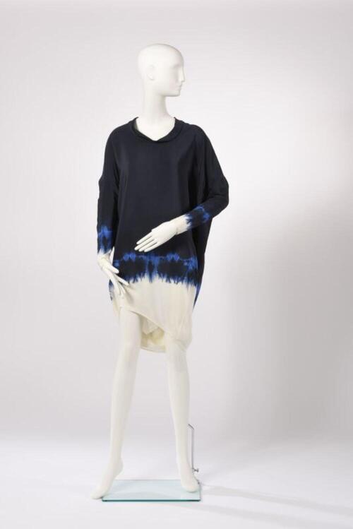 Jurk in donkerblauw zijde met batiktekening