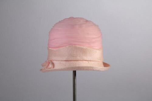 Hoed in roze voile en doorstikte zijde met strik
