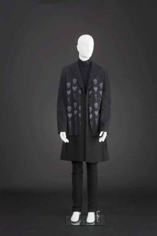 Ensemble bestaande uit zwarte mantel met krijtstreep, zwarte broek, gilet met print en sous-pull